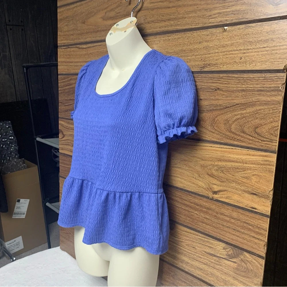 IN San Francisco periwinkle top size small lots of stretch cute tie in back - Picture 3 of 7